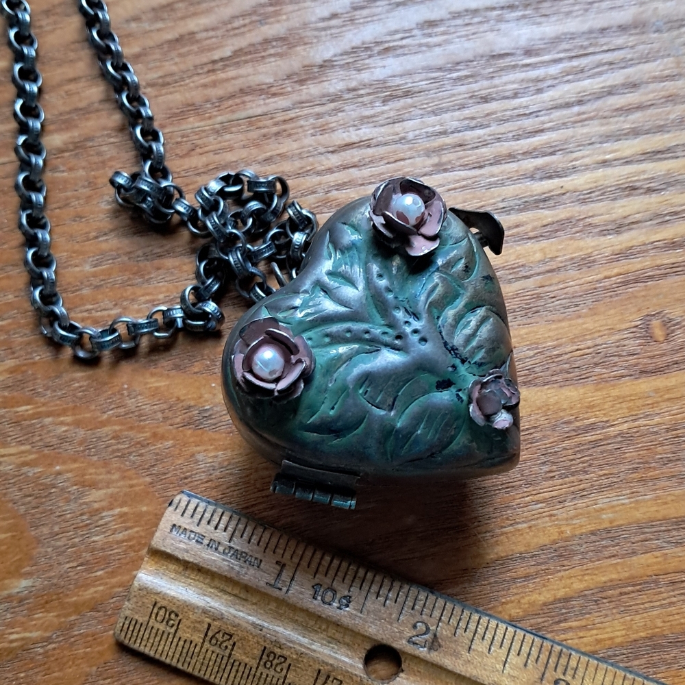 Vintage Victorian Revival Heart Locket Box Repoussé Pendant Necklace - Picture 9 of 10